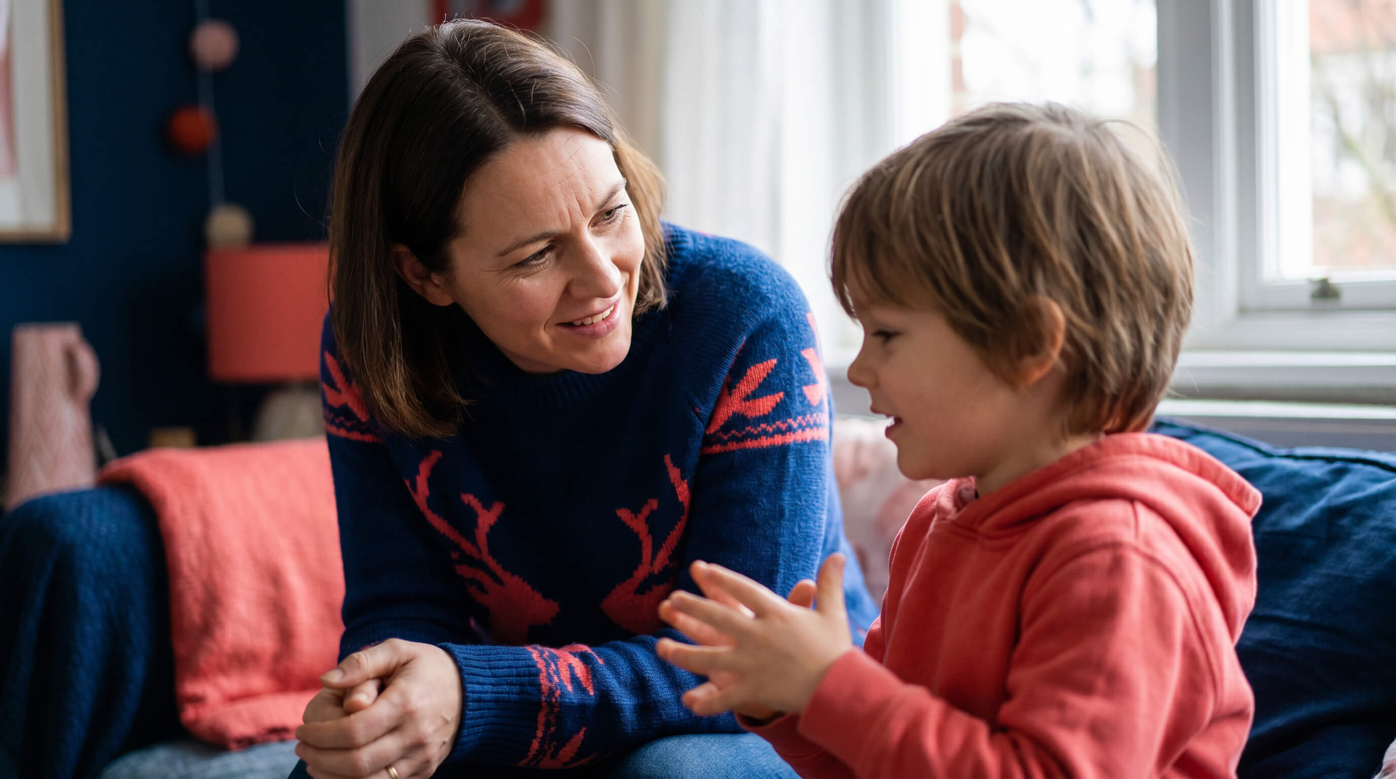Mutter und Kind unterhalten sich