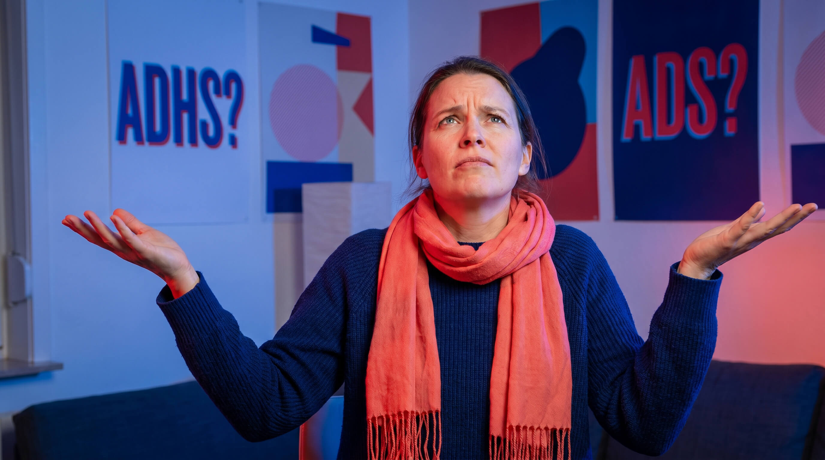 Frau mit fragenden Ausrduck, die die Arme hebt über einem steht ADHS über dem anderen ADS