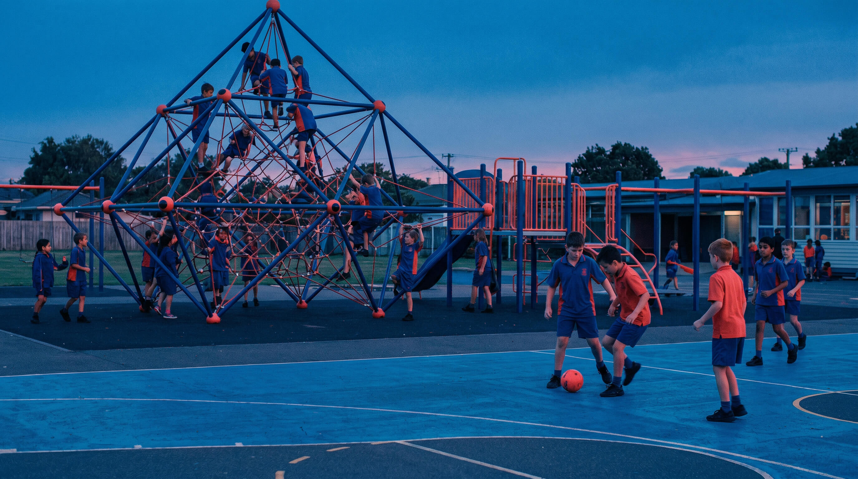 Kindern spielen Fußball und Klettern auf Klettegerüst